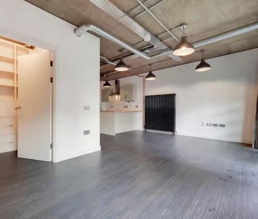 Studio - Photo 2