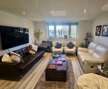 3 bedroom flat to rent - Photo 3