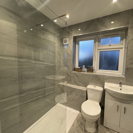 Sutton Hall Road, Greater London, TW5 - Photo 4