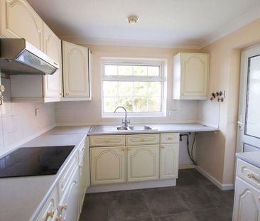 2 bedroom semi-detached bungalow to rent - Photo 4