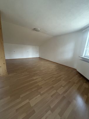 Leistbare 3,5-Zi Dachgeschoßwohnung mit kleinem Garten, Balkon ca.115m², um nur 680€ - Photo 1