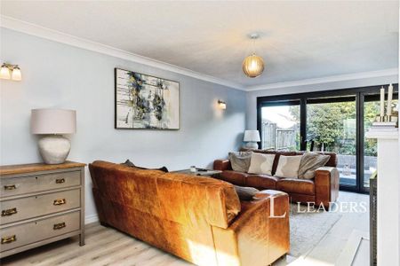 4 bedroom semi-detached house to rent - Photo 2