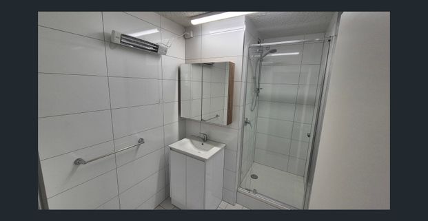 Bright 2 Bedroom Corner Apartment - Photo 1