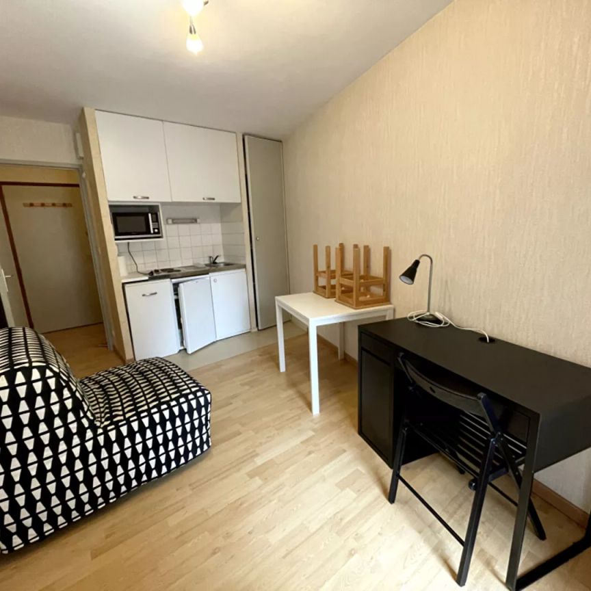 Cité des Congrès - Studio lumineux et bien agencé comprenant une pièce principale avec kitchenette ainsi qu'une salle d'eau avec WC. Loué meublé. - Photo 1