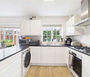 Woburn Avenue, Farnborough, Hampshire, GU14 - Photo 4