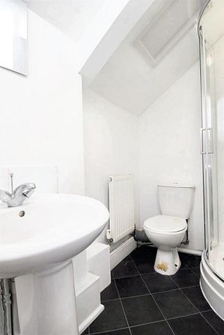 3 bedroom flat to rent - Photo 5