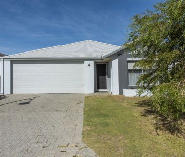 Stylish, Spacious & Seconds from the Sea - With Rear Roller-Door Ac... - Photo 2