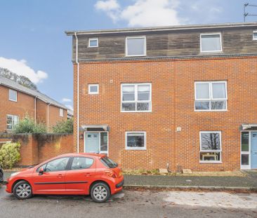 4 Bedroom House - Athelstan Road, Winchester - Photo 2