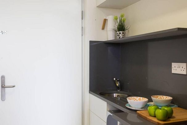 Studio to rent - Photo 1