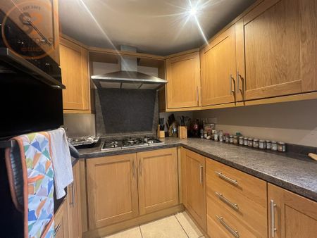 1 bedroom in a house share to rent - Photo 2