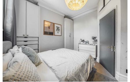 2 Bed Flat, Rosebery Road, SW2 - Photo 2