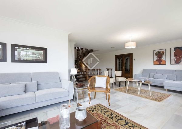 A fantastic well-built villa for short term let offering 8 bedrooms, a good layout, lovely views and a large plot in Donas-Gondomar, Pontevedra