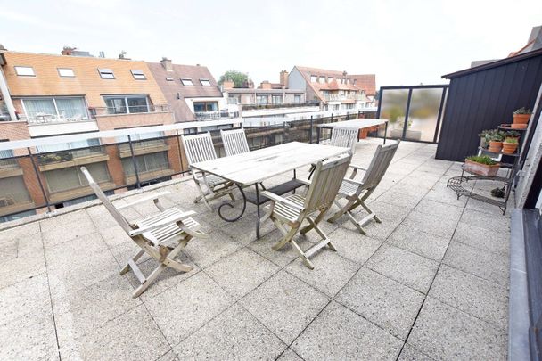 Penthouse met uitzonderlijk ruime terrassen, rustig gelegen in het centrum tussen de Zoutelaan en de Dumortierlaan - Foto 1