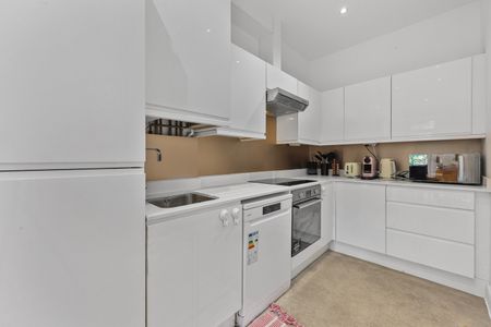 3 Bed Flat, Chiswick, W4 - Photo 3