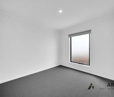 Modern Brand New 4 Bedroom Townhouse for Rent - Photo 5