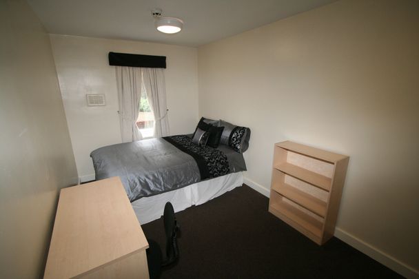 Flat 1, 15 HYDE PARK TERRACE Leeds - LS6 1BJ - Photo 1