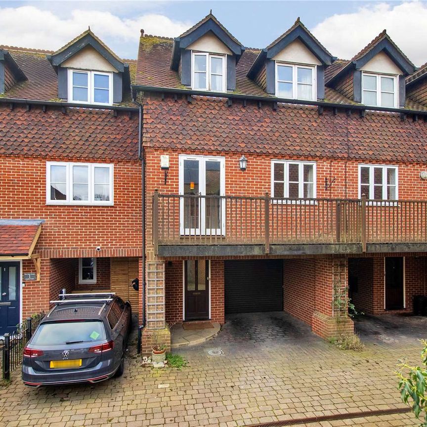 A stylish and modern townhouse in the historic town of Westerham. - Photo 1