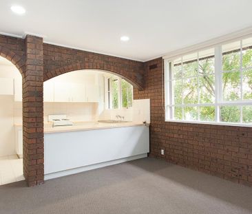 A SPACIOUS APARTMENT WITH A SPANISH INFLUENCE. - Photo 6