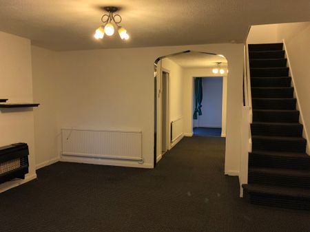 Available Lovely 3 Bedroom House Queens Park - Photo 2