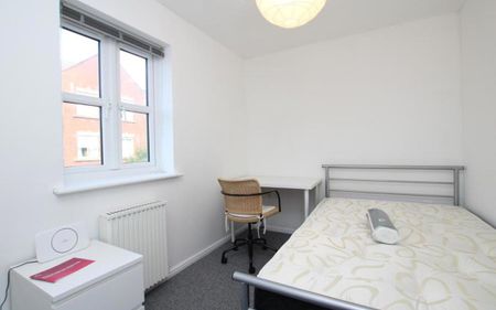***STUDENT HOUSE - 3 BED £780pppm INCLUDING BILLS*** A three bedroom student house offered fully furnished will bills included - Photo 3