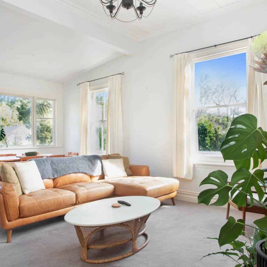 Charming Villa in Kingsland! - Photo 1