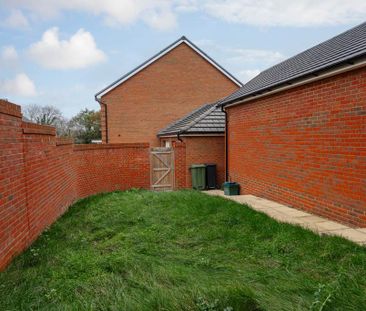 3 bedroom semi-detached house to rent - Photo 5