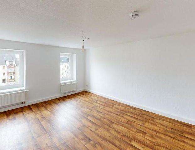 große Dachgeschosswohnung mit Einbauküche - Foto 1