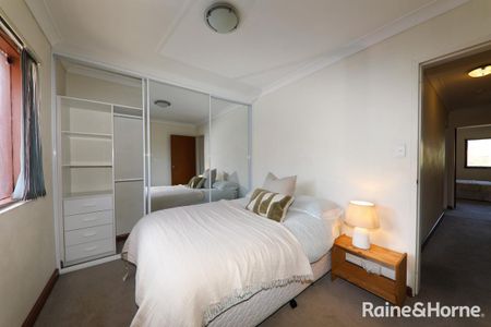 Fully Furnished, Spacious & Private Townhouse in a Quiet Street - Perfect for Families or Students! - Photo 5