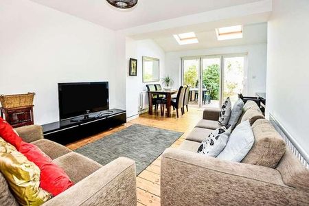 Berrylands, Raynes, SW20 - Photo 2