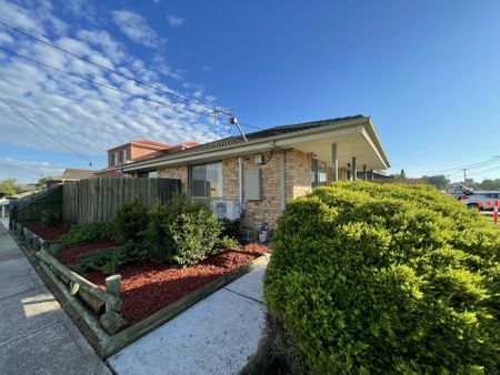 Charming two bedroom residence in prime location - Photo 5
