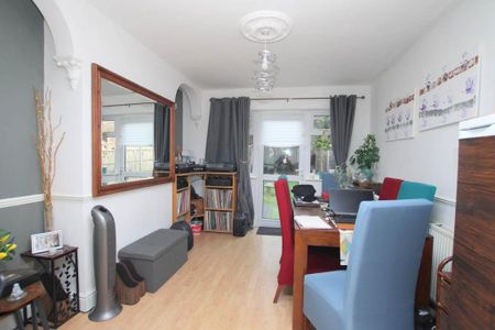 3 bedroom semi-detached house to rent - Photo 2