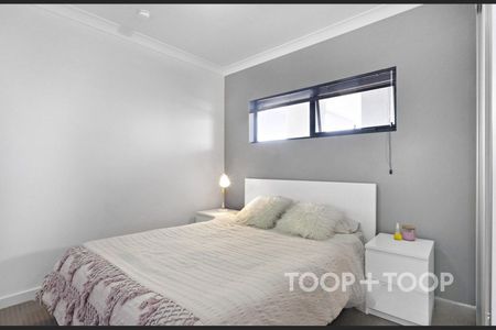 Charming & Modern Apartment in the Heart of St Clair - Photo 3