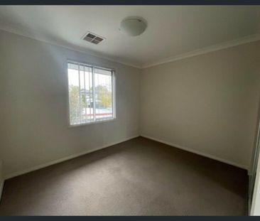 Picture perfect townhouse! - Photo 2