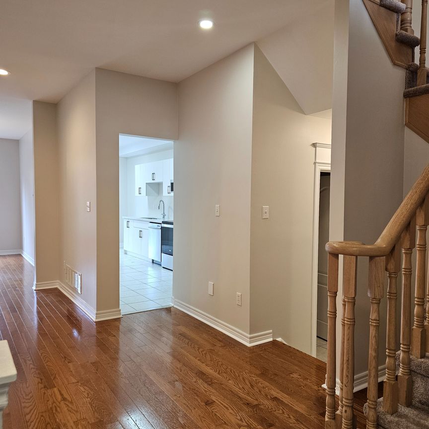 For Lease - 241 Denise Circle, Newmarket, Ontario - Photo 1