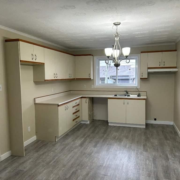 BEAU 5 1/2 - EMPLACEMENT IDÉAL - STATIONNEMENTS - Photo 1