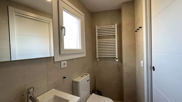 Room in a shared 6-bedroom apartment for rent in Valdeacederas. - Photo 1