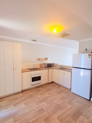 This well-maintained two-bedroom, one-bathroom home! - Photo 4