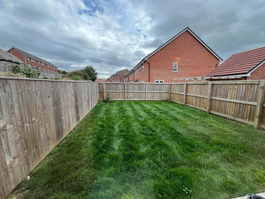 4 bedroom semi-detached house to rent - Photo 1