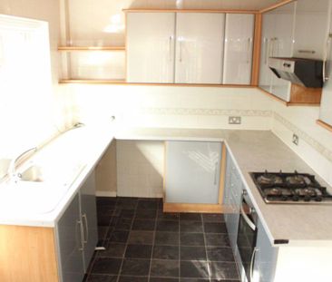 3 bedroom semi-detached house to rent - Photo 6