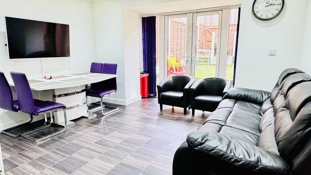 4 bedroom terraced house to rent - Photo 1