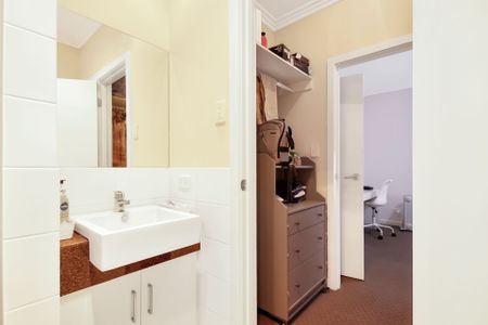 Well-Maintained Three Bedroom Courtyard Home! - Photo 5