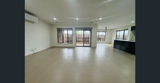 Stunning Home in Clyde North! - Photo 1