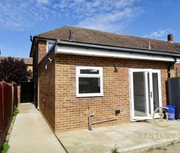 4 bedroom semi-detached house to rent - Photo 6