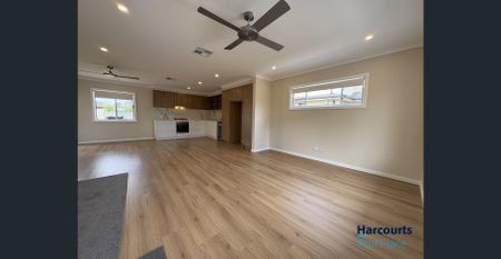 Freshly Renovated Family Home in Prime Location! - Photo 4