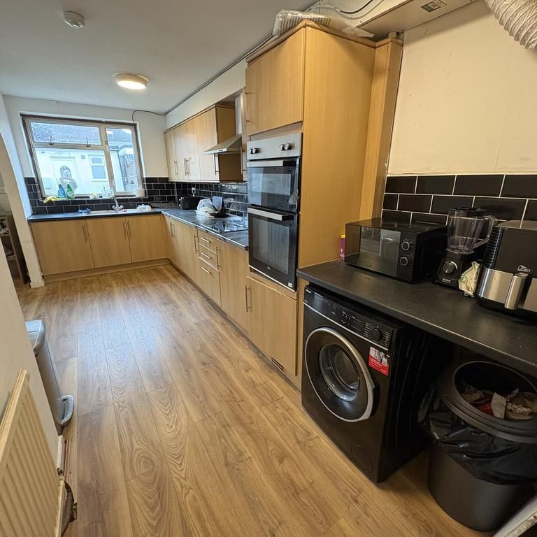 1 bedroom in a house share to rent - Photo 1