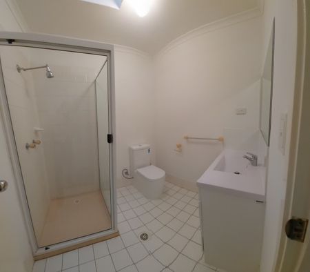 â¢ Lovely Low set 2 bed room townhouse in the heart of Sunnybank hills - Photo 5