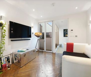 Room in a Shared Flat, St. John's Hill, SW11 - Photo 1