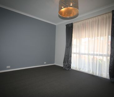 Charming 2-Bedroom Townhouse in Queanbeyan - Photo 4