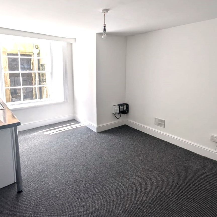 Bedsit, Southleigh Road, BS8 - Photo 1