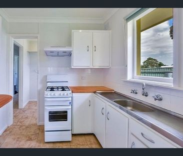 Beautiful home in a great location - Photo 3